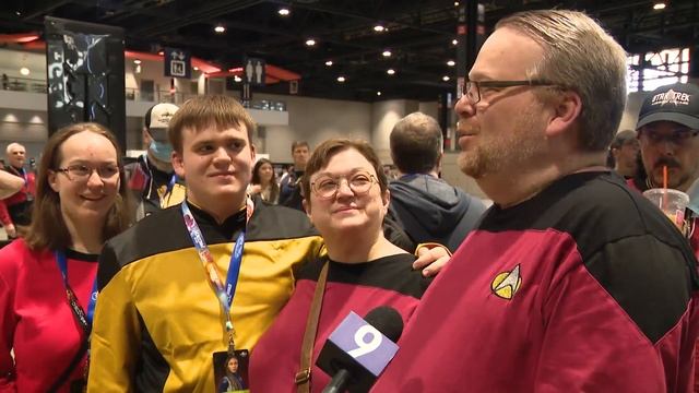 Star Trek convention takes over McCormick Place смотреть онлайн