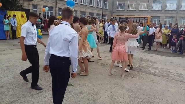 ТАНЕЦ НА ВЫПУСК / 9-Б / 15.06.17 / ФЛЕШМОБ смотреть онлайн