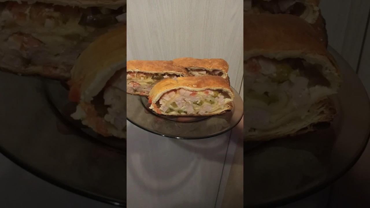 Слоеный пирог-рулет с ветчиной, сыром и маринованными огурцами
