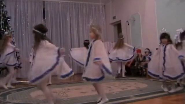 Танец СНЕЖИНКИ ср.гр. смотреть онлайн