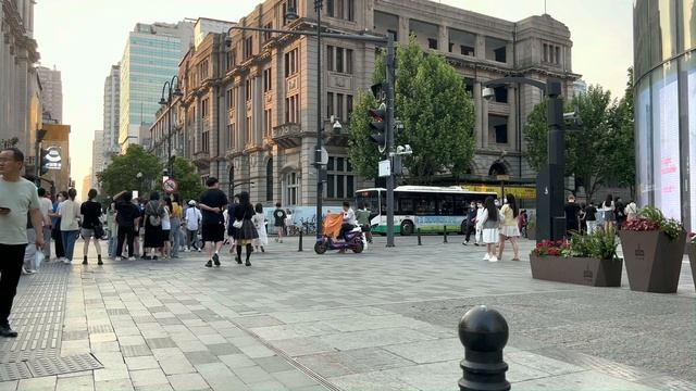 4K Virtual Walking Tour through WuHan-City 2022 | Walking InThe JiangHan Road [4K HDR] смотреть онлайн