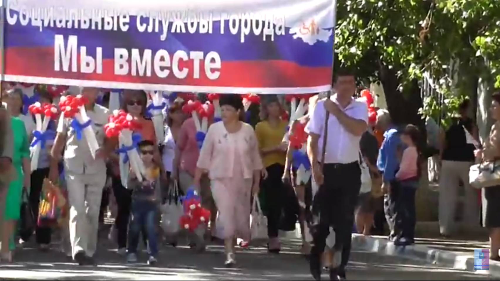 Праздничное шествие коллективов предприятий и организаций города.  2016г. Каменск-Шахтинский.