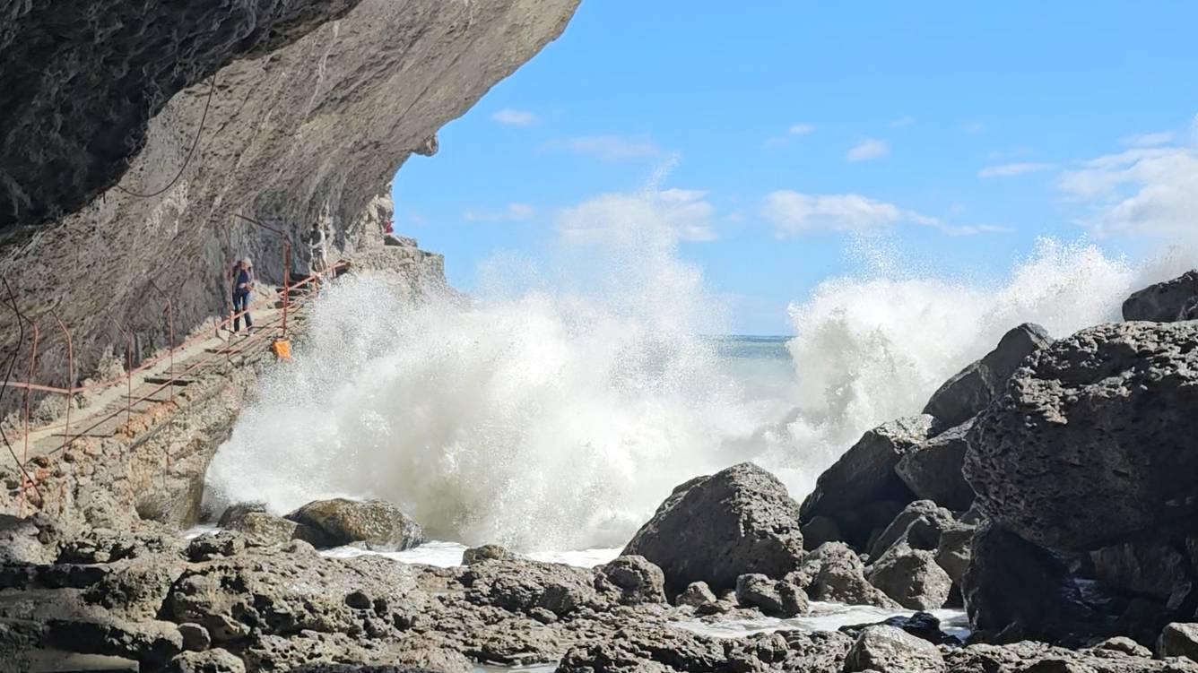 ПОСМОТРИ. ТРОПА ГОЛИЦЫНА, ШТОРМ, Шаляпинский грот, мыс Капчик, гора Сокол, Царский пляж, Новый свет. смотреть онлайн