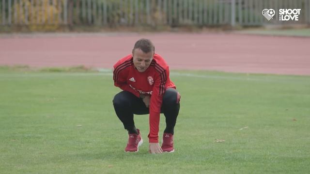 CAN DIMITAR BERBATOV CONTROL THE BALL AT 100km/h? смотреть онлайн