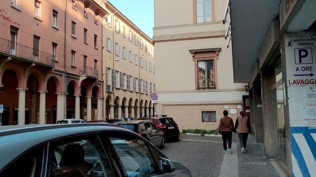 Болонья прогулка по городу, ИТАЛИЯ. Центральные исторические улицы и современная кварталы. Река. смотреть онлайн
