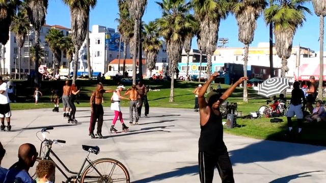 Танцы на роликах на пляже Venice Beach Лос-Анжделес смотреть онлайн