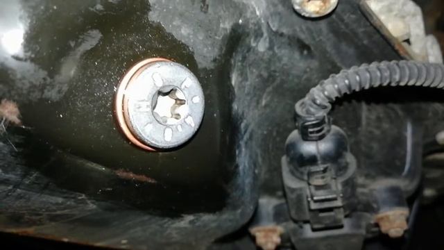 Замена масла в двигателе, VW Jetta 6, 1.8TSI смотреть онлайн