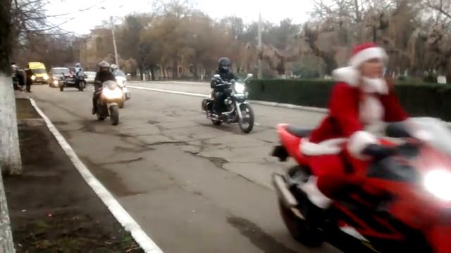 С Новым годом . На чём приносит подарки дед мороз? смотреть онлайн