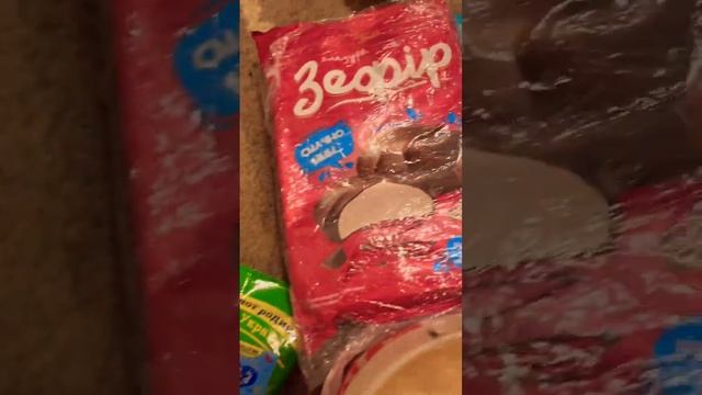 РОЗПАКОВКА СОЛОДОЩІВ З УКРАЇНИ ВІД БАБУСІ ГАЛИНИ??????????