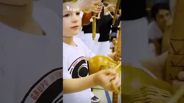 Tocador na orquestra de Berimbau - Capoeira - Pé Dentro смотреть онлайн