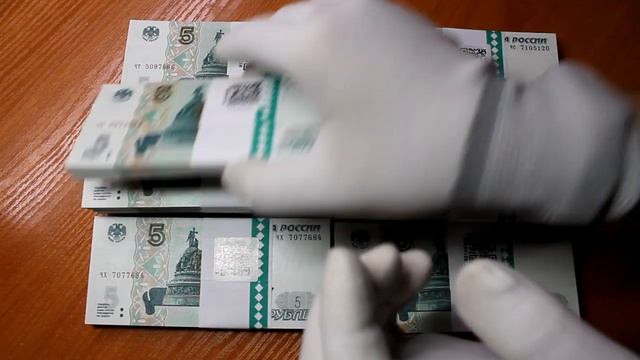 Бумажные деньги 5 рублей 1997 года. Новые банкноты России, вскрываем блок купюр на 5000 рублей смотреть онлайн