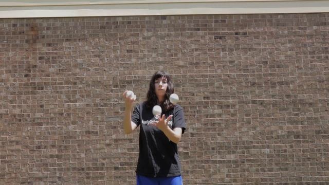 Easy 3-Ball Juggling Tricks For Beginners (with slow motion) смотреть онлайн