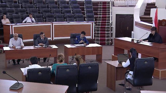 Мард занро барои хона ба суд дод/مرد زن را برای خانه به دادگاه برد смотреть онлайн