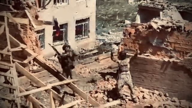 Еще одни кадры с водружением бойцами "Оркестра" флагов России и знамен "Вагнера" в освобожденном Арт смотреть онлайн