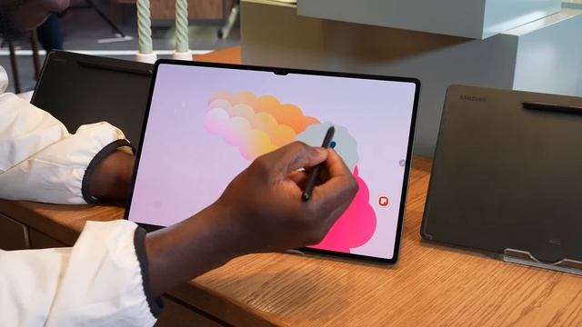 Samsung Galaxy Tab S9 Ultra vs Tab S9+ vs Tab S9 Hands On смотреть онлайн