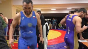 Взвешивание борцов до 74 и 86 кг.