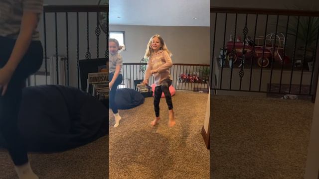 My sister and her best friend danced failed dance😂😂😂😣😣 смотреть онлайн