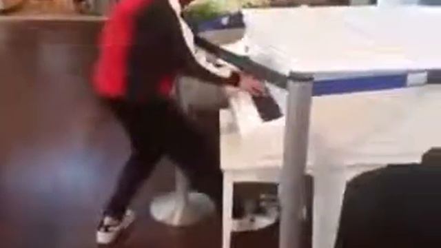 Парень аэропорт рояль смотреть онлайн
