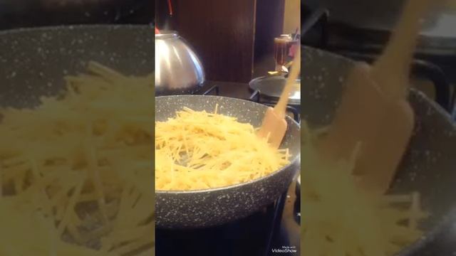 КАК ПРИГОТОВИТЬ ЖАРЕНУЮ ВЕРМИШЕЛЬ? ВКУСНЫЙ И НЕОБЫЧНЫЙ ГАРНИР! ЧТО ПРИГОТОВИТЬ НА УЖИН? смотреть онлайн