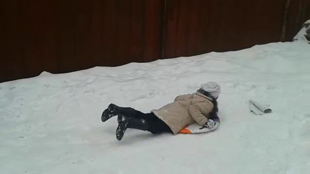 Бесимся на улице старая порванная клиёнка большая ледянка было очень весело смотреть онлайн