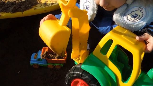 Детская площадка. Детская песочница. Большой экскаватор. Игры с машинками. смотреть онлайн