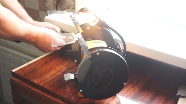 Пример работы точильного станка Вихрь ТС-200 смотреть онлайн