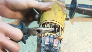 замена щеток на DeWALT DW821