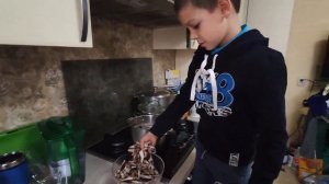 Ребенок готовит. Учусь готовить.