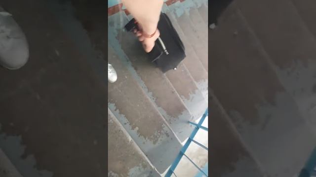 Как поднять тяжёлый чемодан вверх по лестнице смотреть онлайн