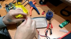 Установка вольтметра на зарядное устройство для авто.