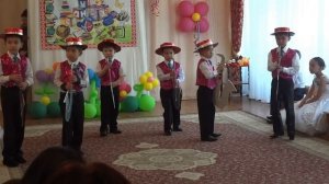 Танец с саксофонами.