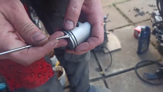 Одеваем Кольца на поршень Honda Dio AF-34