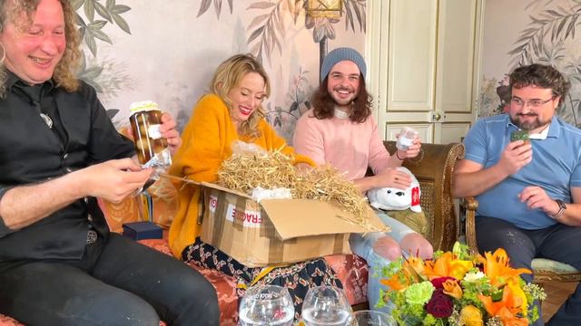 OPENING GIFTS IN THE ENTRANCE HALL! смотреть онлайн