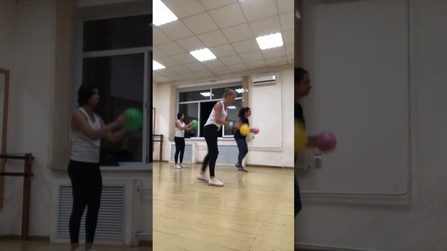 Функциональная тренировка с мячиком на все тело! смотреть онлайн