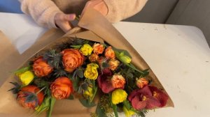 Простая бюджетная упаковка овального букета в крафт. Флористика