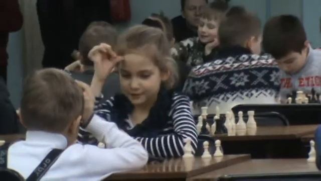 Девочка- эмоции, игра в шахматы смотреть онлайн