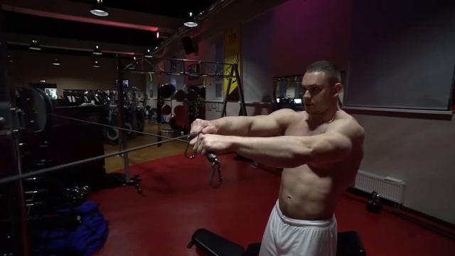Махи на задние дельты через блоки кроссовера смотреть онлайн