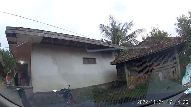 somewhere in the middle of nowhere in east java heading to suramadu - 2022 1124 171307 115 смотреть онлайн