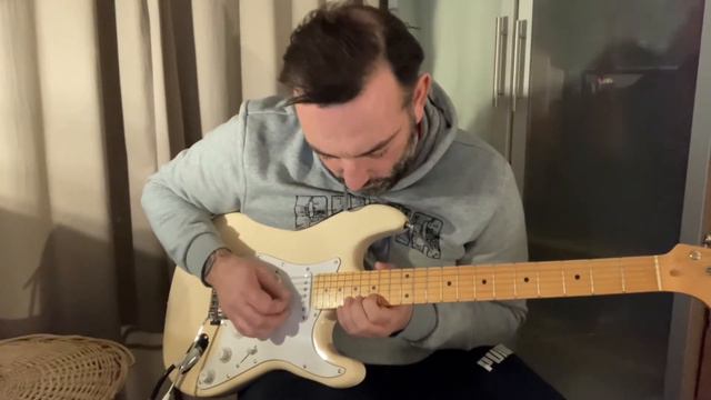 Harley Benton ST-62 vintage Strat demo in Em. Go easy, the camera makes me mess up! смотреть онлайн