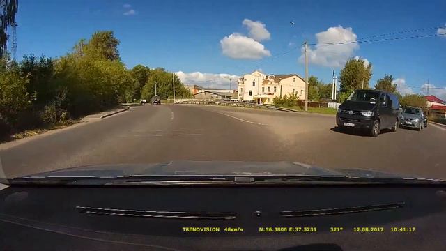 Блонди пытается проехать перекресток смотреть онлайн