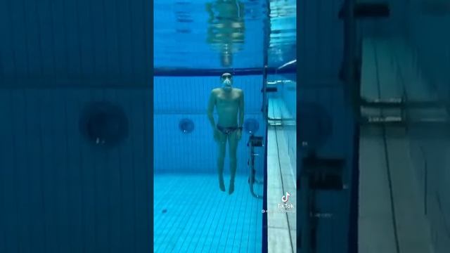 как правильно спуститься на дно бассейна #Shorts смотреть онлайн