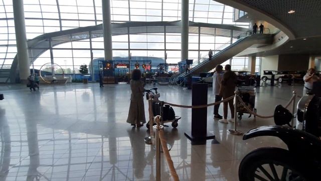 Посадка в Аэропорту Домодедово. На Boeing 737 800, обзор, кафе, отдых в DME смотреть онлайн