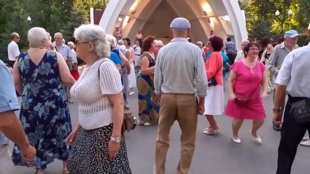ЗАМАНИЛА, СОБЛАЗНИЛА РАЗДРАЗНИЛА! ТАНЦЫ В ПАРКЕ ГОРЬКОГО ХАРЬКОВ СЧАСТЛИВЫЕ ДНИ смотреть онлайн