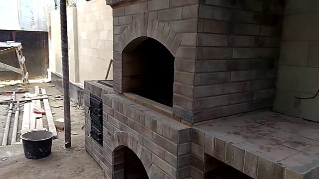 Скромный Мангал с варочной плитой и столешницей,облицованный клинкерной плиткой! смотреть онлайн