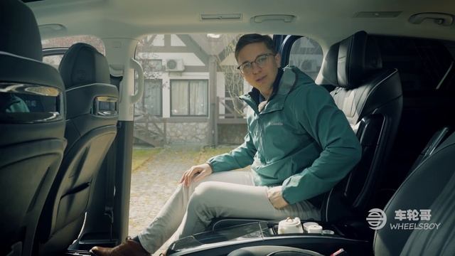 The Roewe IMAX8 Is A Big MPV With A Wild Center Console (Complete With Tea Set)