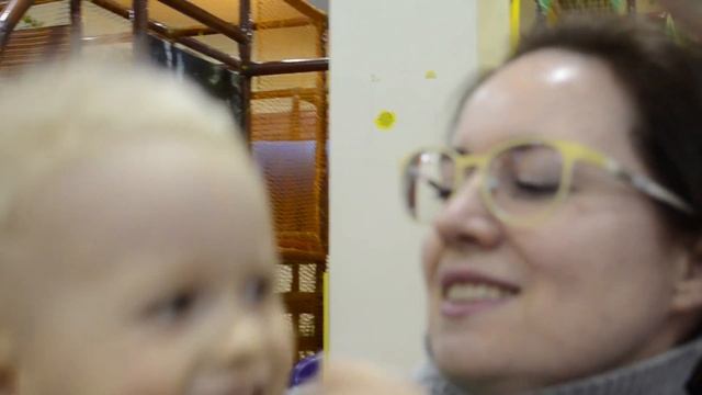 malishLev Малыш Лев с папой и мамой играет в "Антошке" смотреть онлайн