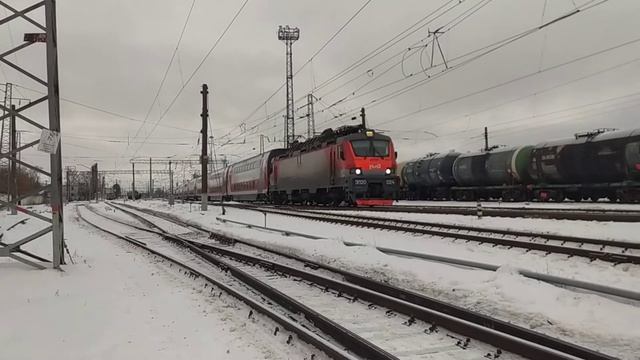 Электровоз ЭП20-024 с поездом №740 Москва - Воронеж смотреть онлайн