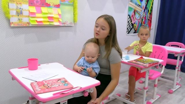 СТАРШАЯ СЕСТРА КАК МАМА ДЛЯ МЛАДЕНЦА! Младшая сестра учит МАЛЬЧИКА! Лера Маргарита и Марк смотреть онлайн