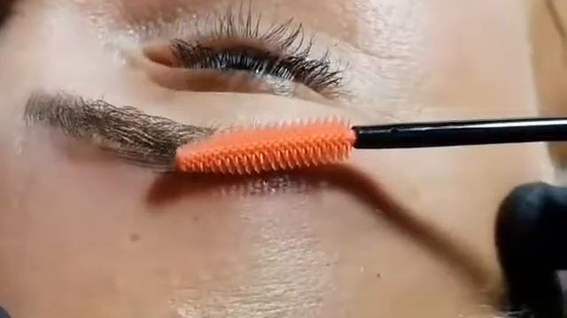 Микроблейдинг бровей.