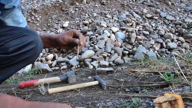 В большой горе камней есть золото смотреть онлайн